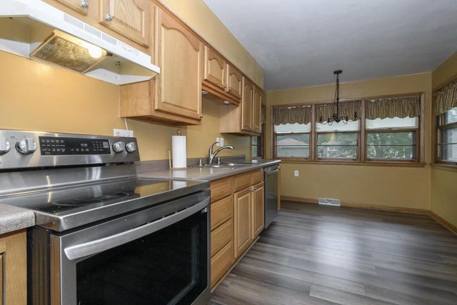 933 Parkview LANE, Mukwonago, WI 53149