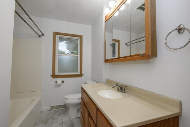 933 Parkview LANE, Mukwonago, WI 53149