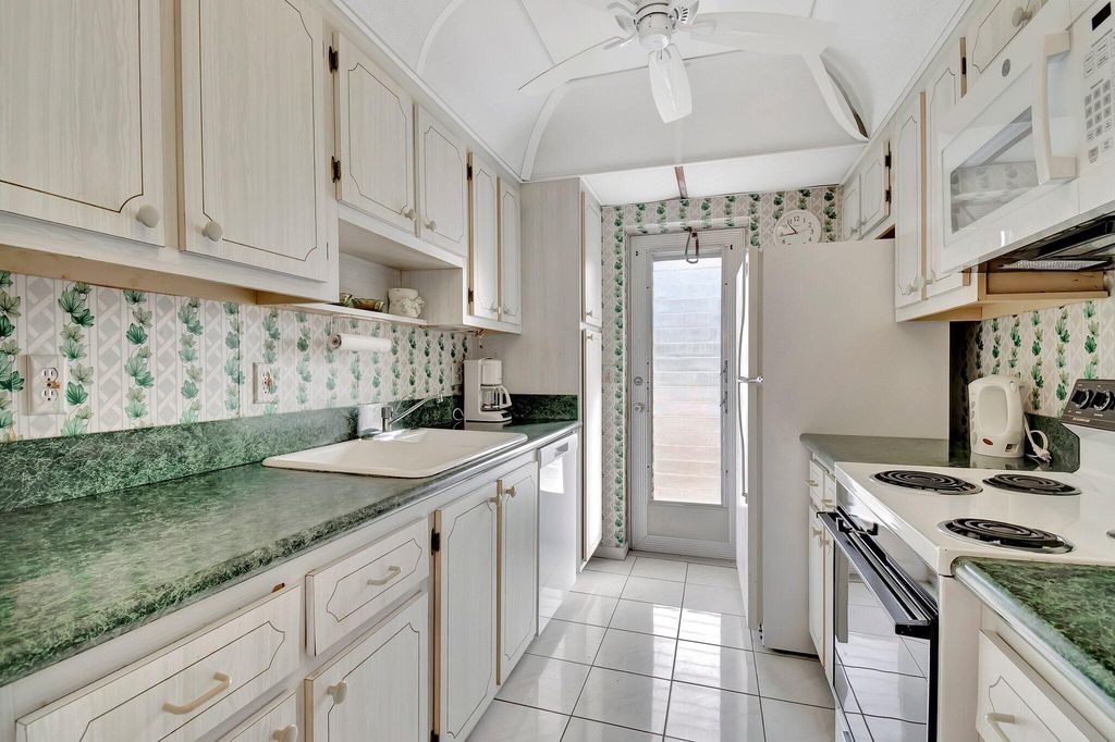 Image 11 of property listing at 3100 S Ocean Boulevard 2140, Highland Beach, FL 33487