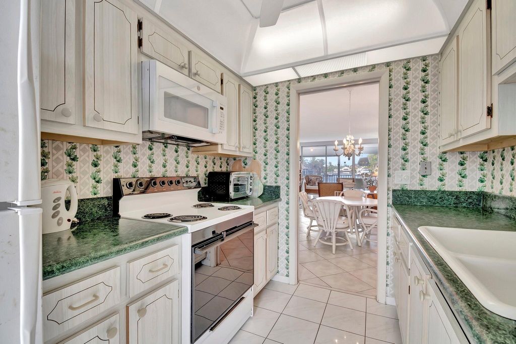 Image 12 of property listing at 3100 S Ocean Boulevard 2140, Highland Beach, FL 33487