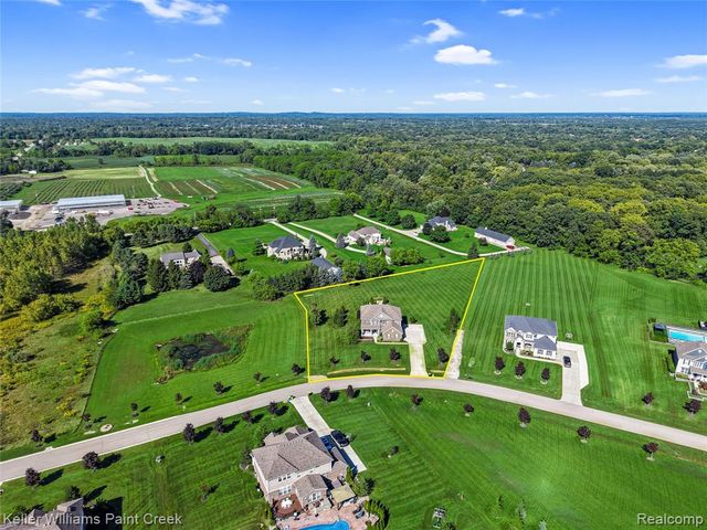 137 Crestview Drive, Rochester, MI 48306