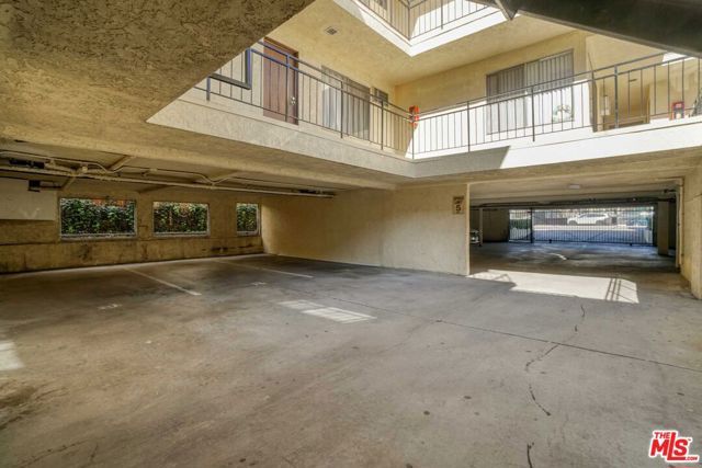 15022 Vanowen Street, Van Nuys (los Angeles), CA 91405