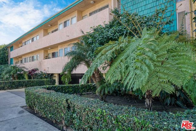 15022 Vanowen Street, Van Nuys (los Angeles), CA 91405