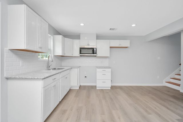 8595 Parkway Dr B, Houston, TX 77088