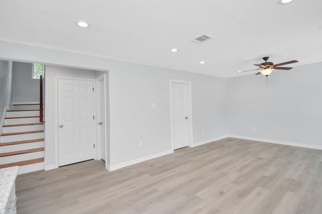 8595 Parkway Dr B, Houston, TX 77088