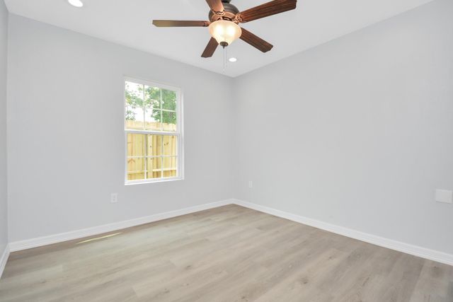 8595 Parkway Dr B, Houston, TX 77088