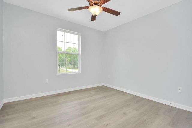 8595 Parkway Dr B, Houston, TX 77088