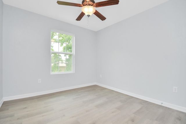8595 Parkway Dr B, Houston, TX 77088