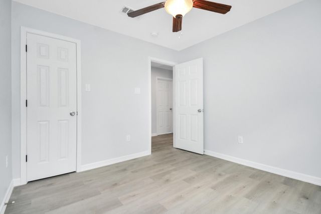 8595 Parkway Dr B, Houston, TX 77088