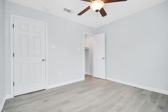 8595 Parkway Dr B, Houston, TX 77088