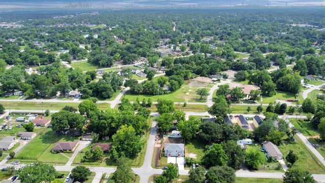 8595 Parkway Dr B, Houston, TX 77088