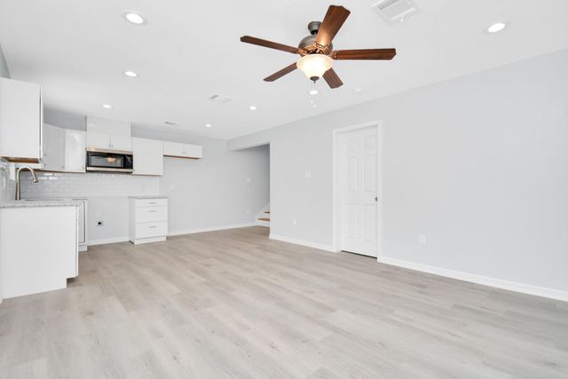 8595 Parkway Dr B, Houston, TX 77088