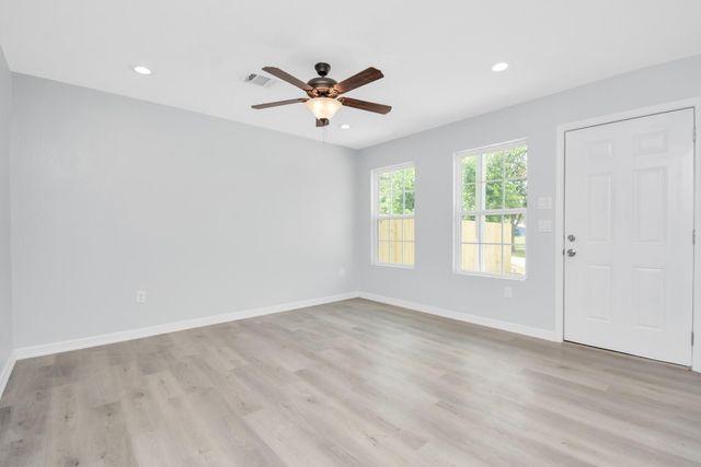 8595 Parkway Dr B, Houston, TX 77088