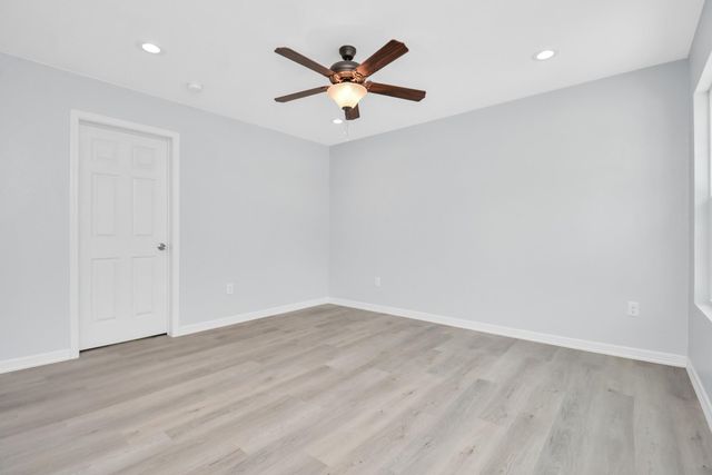 8595 Parkway Dr B, Houston, TX 77088