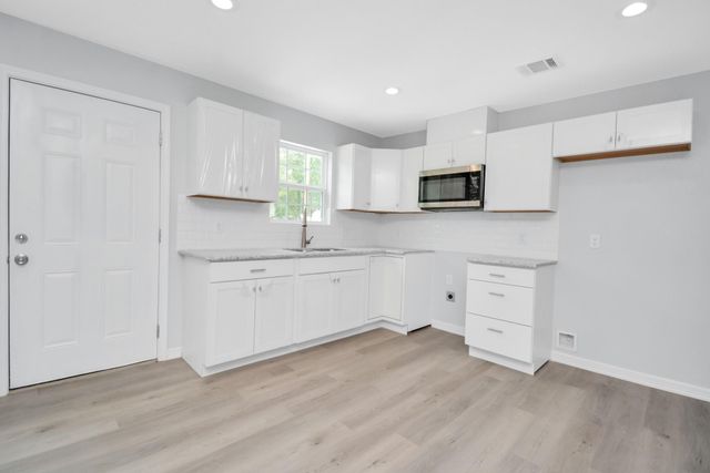 8595 Parkway Dr B, Houston, TX 77088
