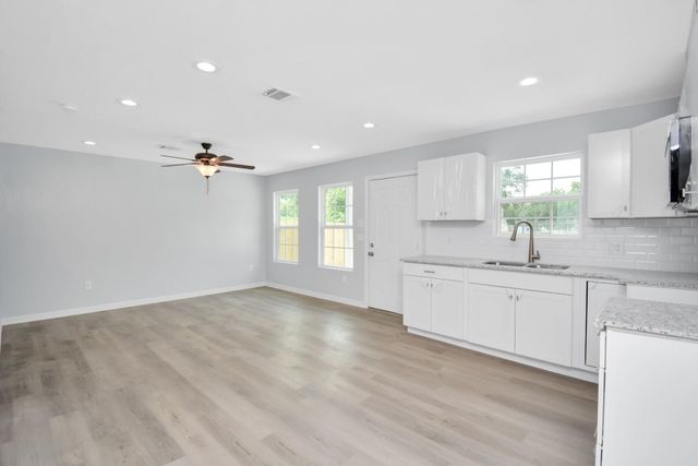 8595 Parkway Dr B, Houston, TX 77088