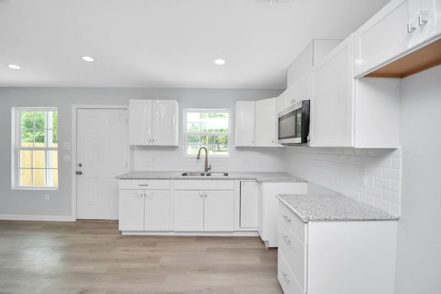 8595 Parkway Dr B, Houston, TX 77088