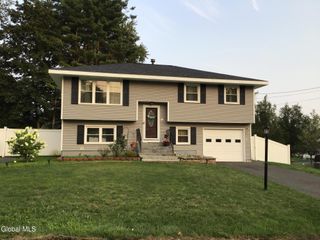46 College View Drive, Colonie, NY 12211