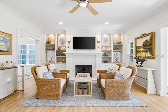 55 Crosstree Dr, Hilton Head Island, SC 29926