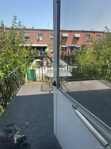 30-29 70th 2nd floor, East Elmhurst, NY 11370