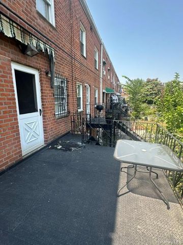 30-29 70th 2nd floor, East Elmhurst, NY 11370