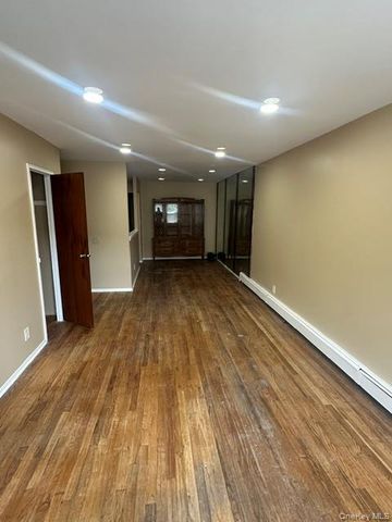 30-29 70th 2nd floor, East Elmhurst, NY 11370