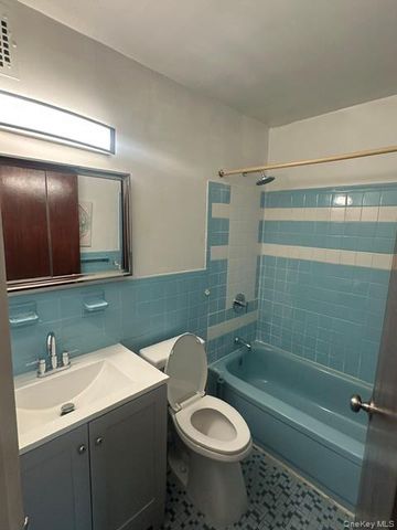 30-29 70th 2nd floor, East Elmhurst, NY 11370