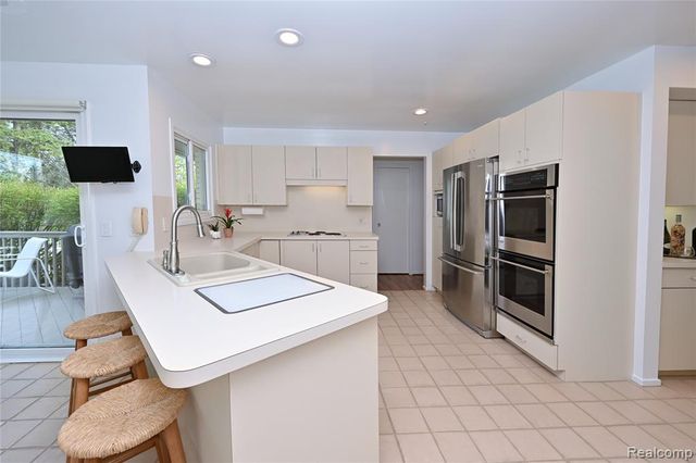 6020 Orchard Ridge Court, West Bloomfield, MI 48322
