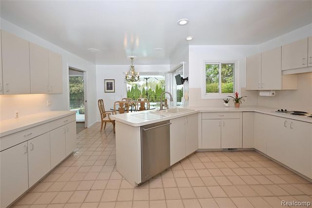 6020 Orchard Ridge Court, West Bloomfield, MI 48322