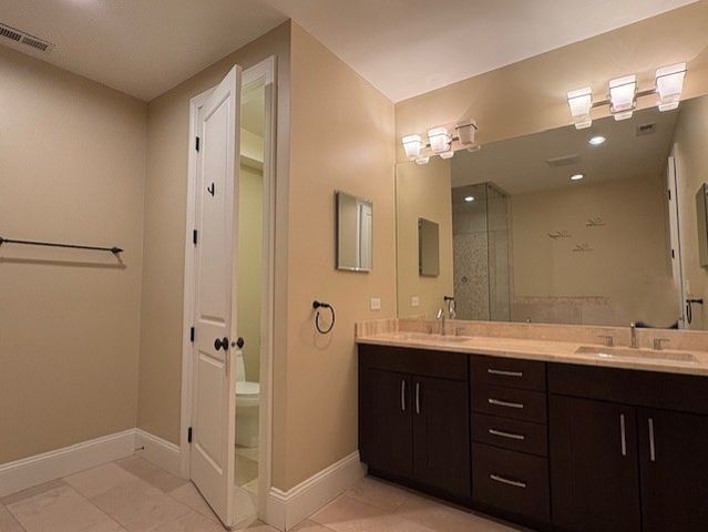 2036 W BARRY Avenue, Chicago, IL 60618