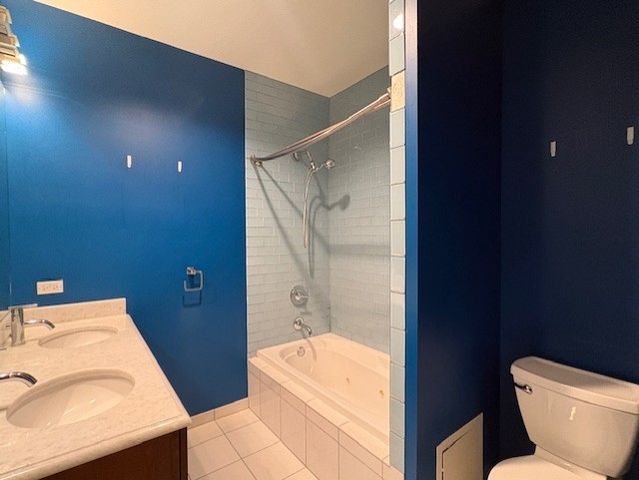 2036 W BARRY Avenue, Chicago, IL 60618