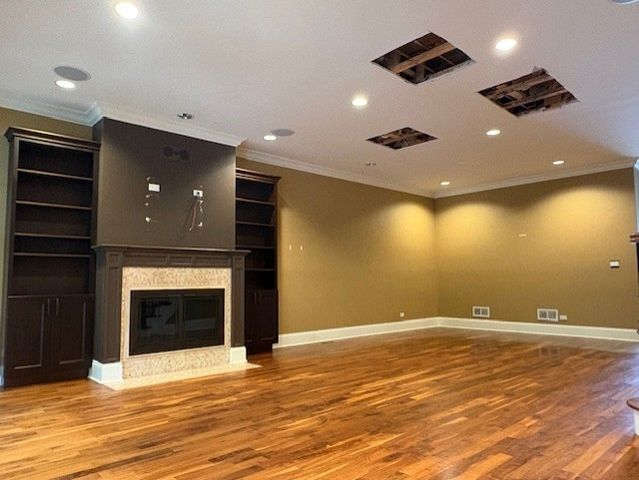 2036 W BARRY Avenue, Chicago, IL 60618