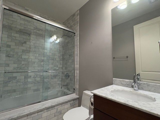 2036 W BARRY Avenue, Chicago, IL 60618