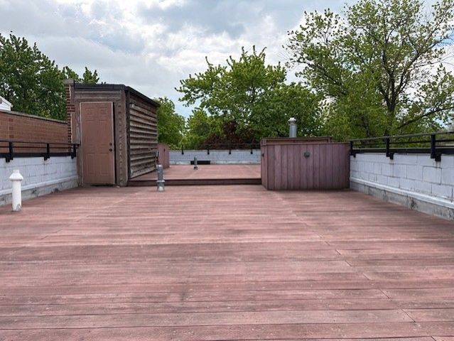 2036 W BARRY Avenue, Chicago, IL 60618