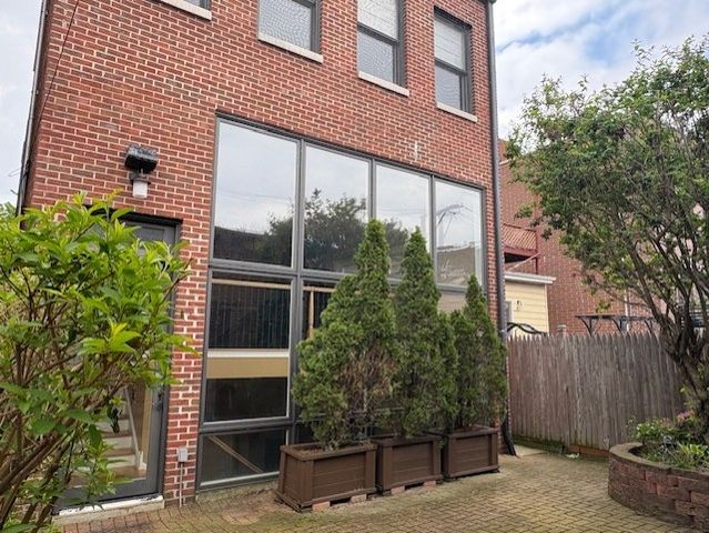 2036 W BARRY Avenue, Chicago, IL 60618