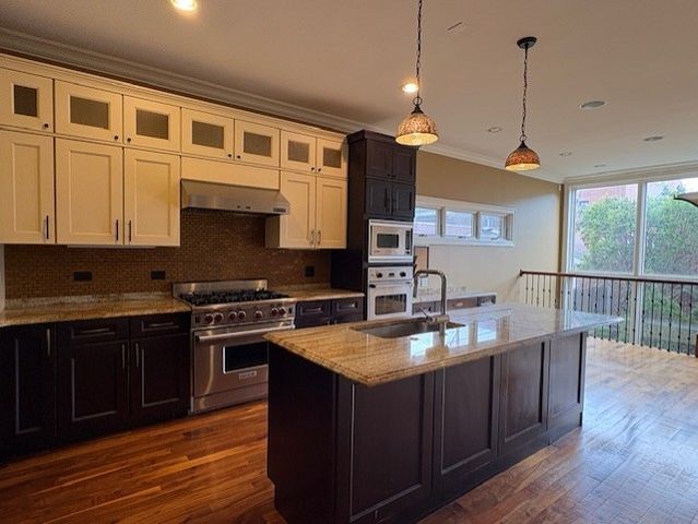 2036 W BARRY Avenue, Chicago, IL 60618