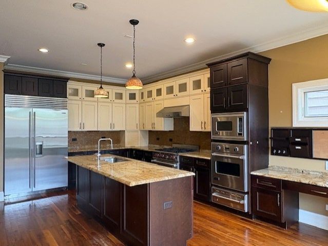 2036 W BARRY Avenue, Chicago, IL 60618