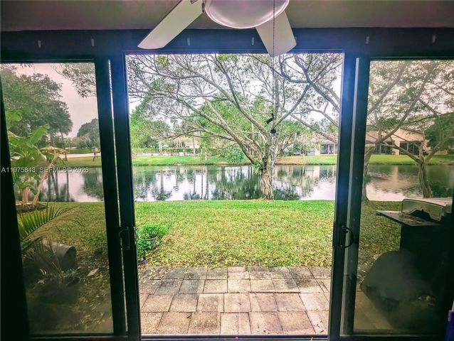 679 Racquet Club Rd 4, Weston, FL 33326