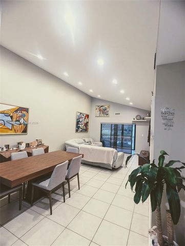 679 Racquet Club Rd 4, Weston, FL 33326