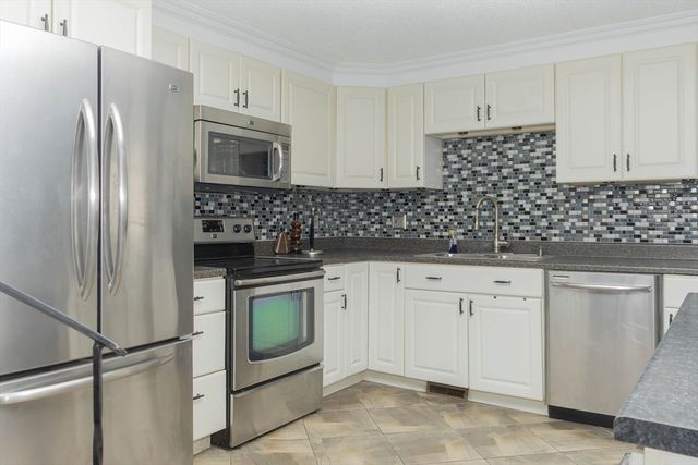 1 Elm Grove Ave, Tyngsborough, MA 01879