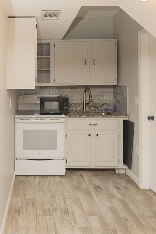 1 Elm Grove Ave, Tyngsborough, MA 01879