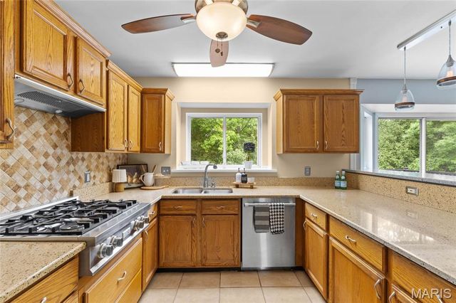 360 Huntleigh Manor Drive, St Charles, MO 63303