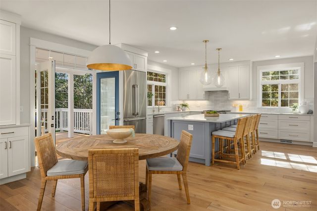 879 Taurnic Place NW, Bainbridge Island, WA 98110