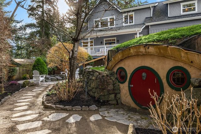 879 Taurnic Place NW, Bainbridge Island, WA 98110