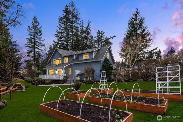 879 Taurnic Place NW, Bainbridge Island, WA 98110