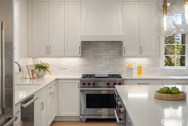 879 Taurnic Place NW, Bainbridge Island, WA 98110