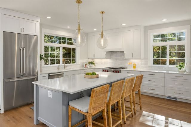 879 Taurnic Place NW, Bainbridge Island, WA 98110