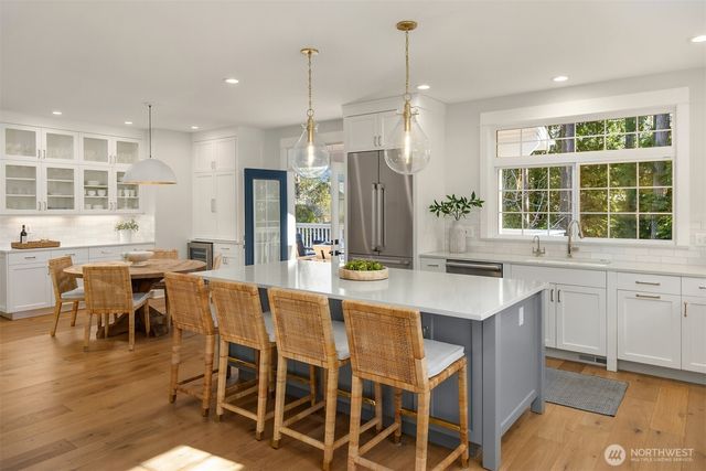 879 Taurnic Place NW, Bainbridge Island, WA 98110