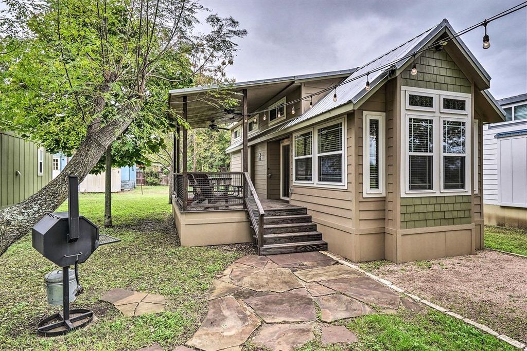 276 Park Ave, Staples, TX 78670