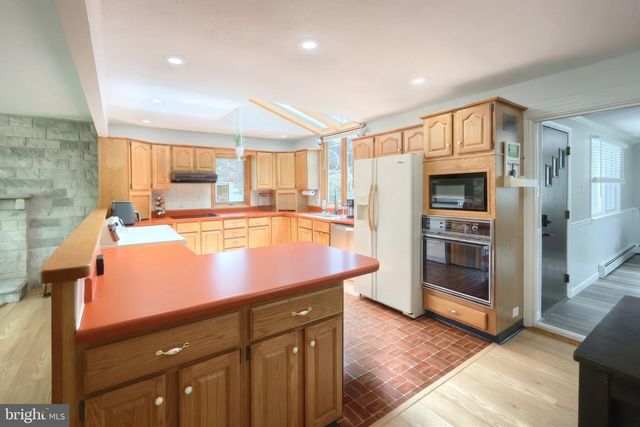 6106 E HILL TOP DR E, Spring Grove, PA 17362